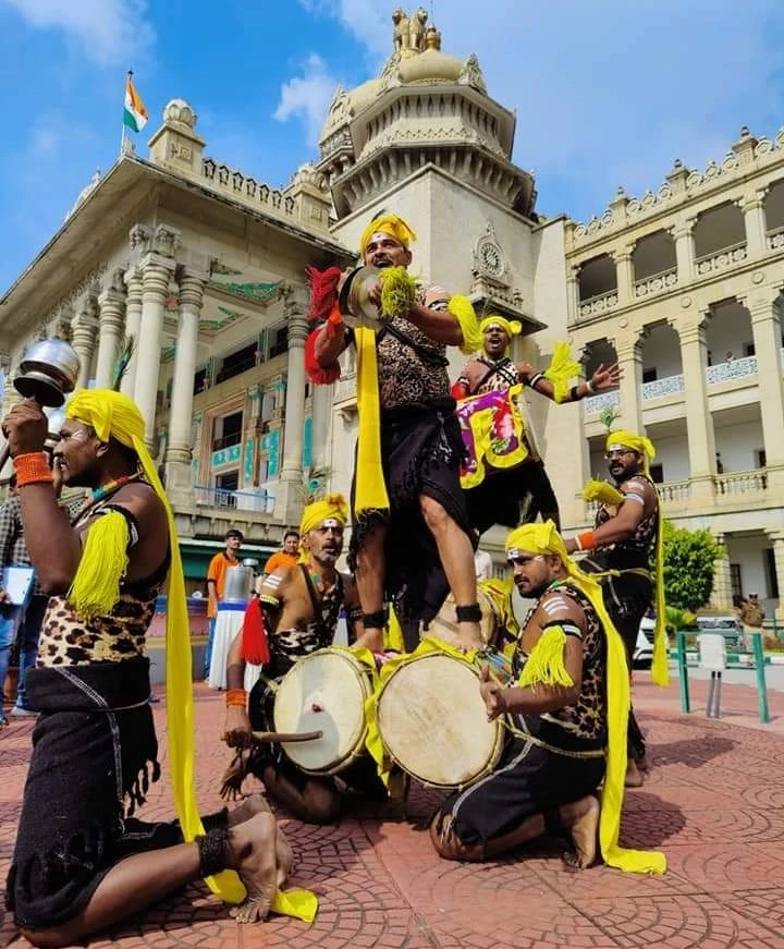 Dollu-Kunitha dance